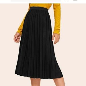 Black pleated hem skirt